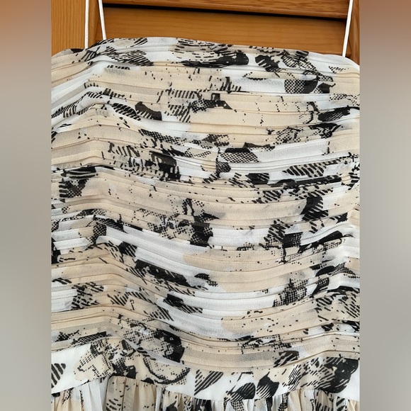 Strapless Erin Erin Featherstone floor length gown in floral print - Picture 2 of 10